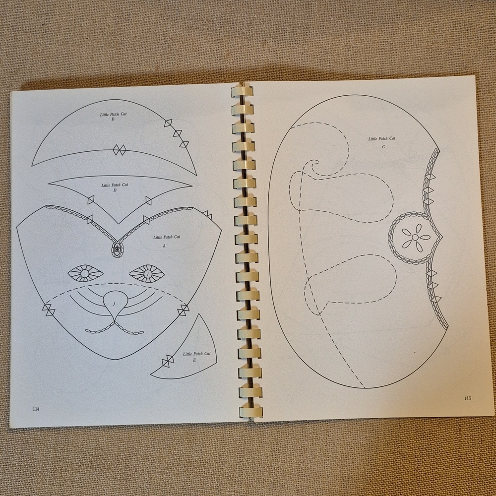 2 vintage quilting books: "Award-Winning Scrap Quilts" & "The Pieceable Kingdom" - Picture 9 of 11